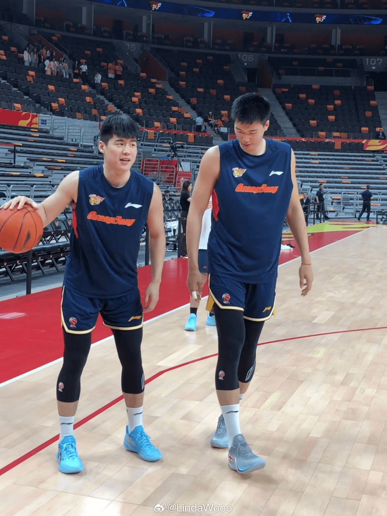 回来了! 自媒体晒照：广东球员焦泊乔今晚身着球衣热身