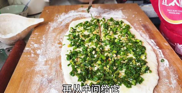 上海羌饼在家怎么做? 500克面粉加葱花烙出外酥里软，15分钟搞定