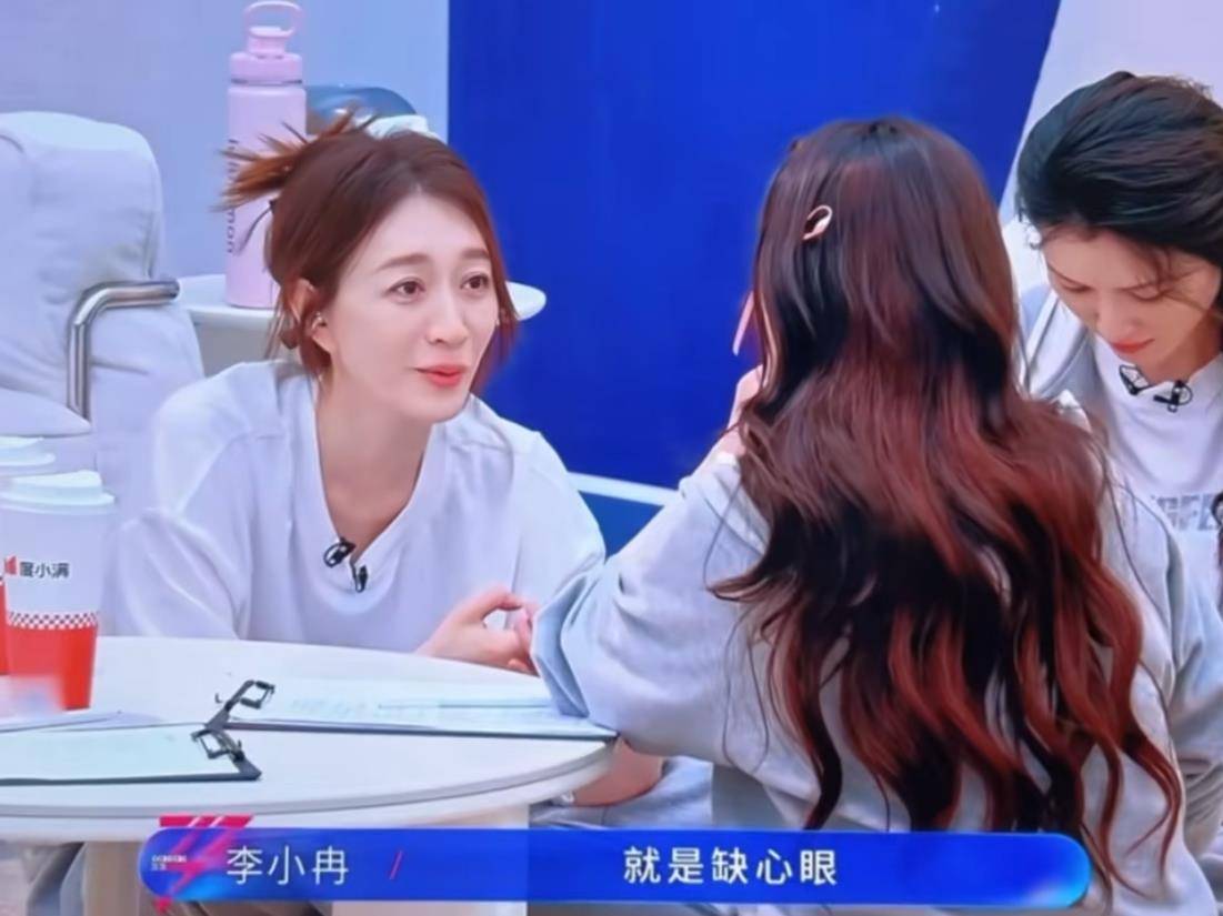 李小冉也是搞笑女来的，一公才知道自己唱歌难听，自嘲听不出跑调是缺心眼