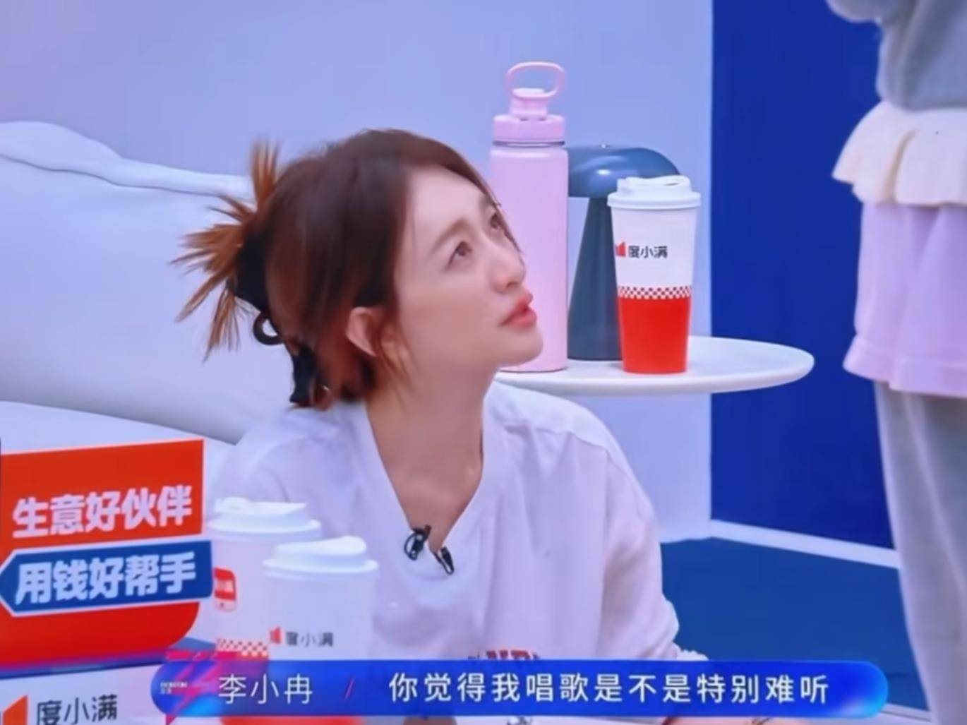  李小冉也是搞笑女来的，一公才知道自己唱歌难听，自嘲听不出跑调是缺心眼