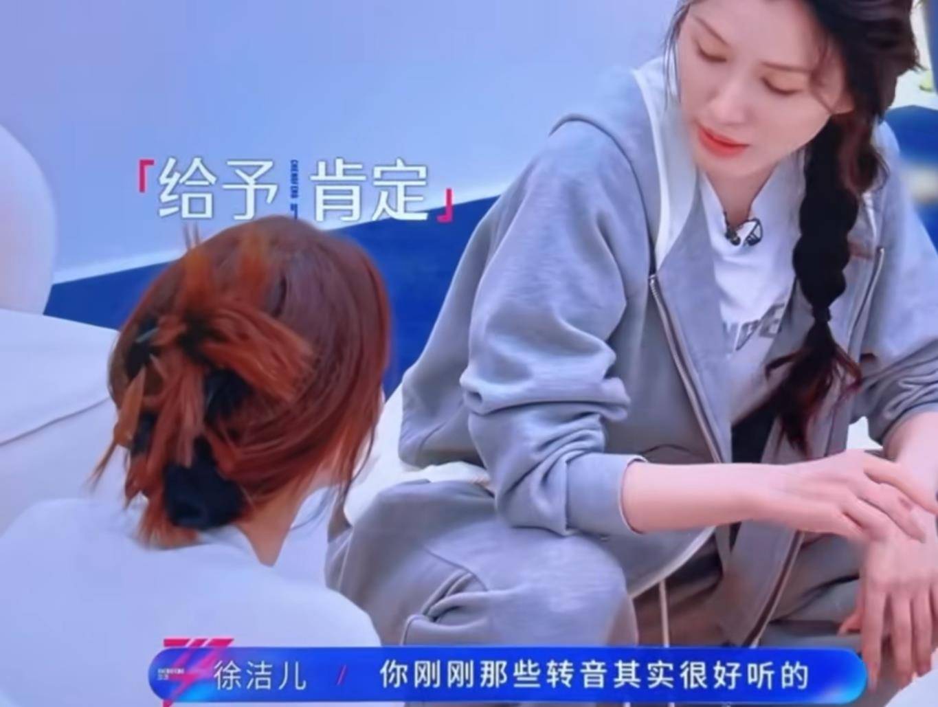 李小冉也是搞笑女来的，一公才知道自己唱歌难听，自嘲听不出跑调是缺心眼