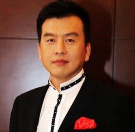 从四次高考到央视春晚主持人，张泽群退休时最痛心的竟是这段婚姻