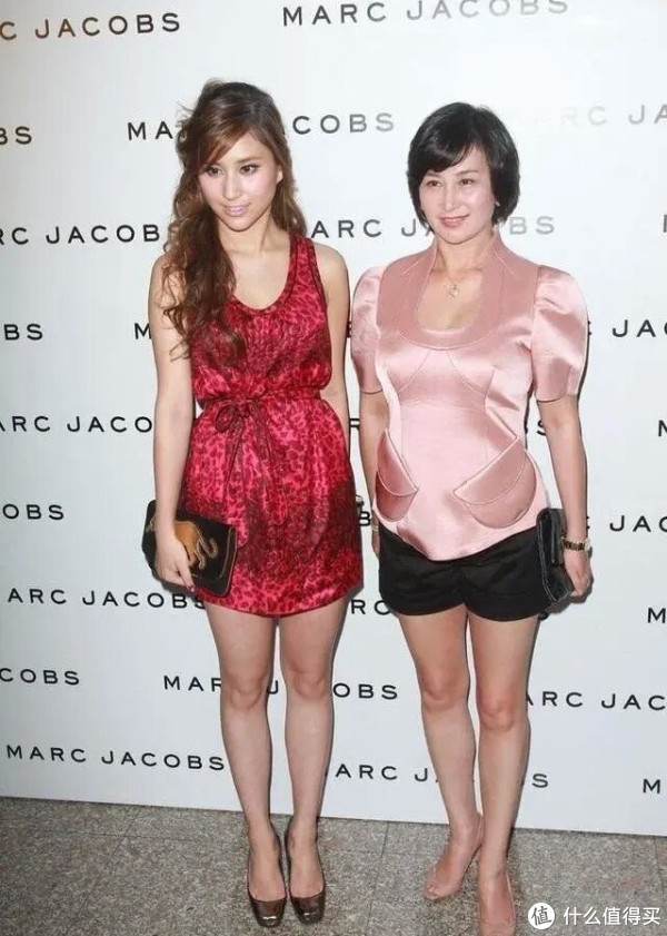 何超琼剪短发以后大回春，穿粉衣+短裤，看起来好嫩，没有大妈味