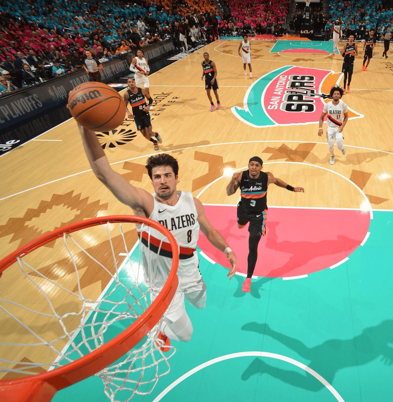 阿夫迪亚穿着粉色Kobe6，空砍30分10篮板5助攻