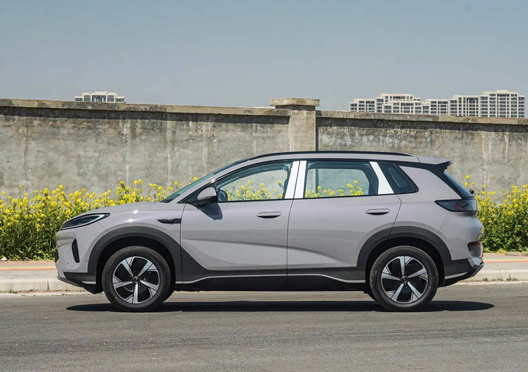 比亚迪全新纯电SUV即将上市！定价亲民，续航520Km，外观年轻动感