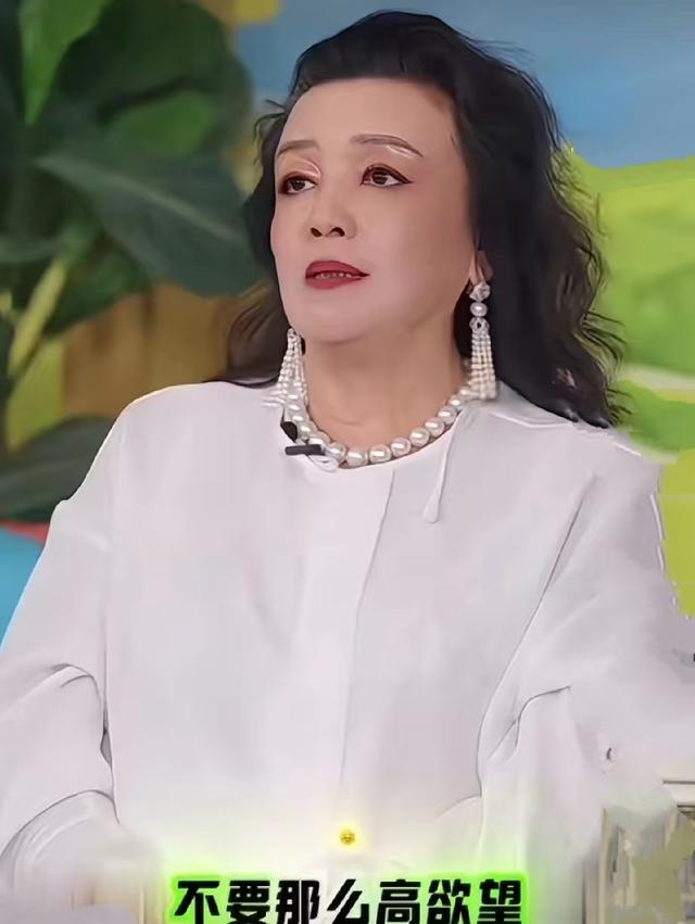 张兰健身真有样，越活越年轻，网友送花盛赞她：自律又漂亮