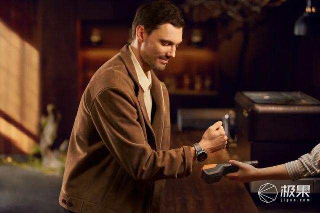 华为发布全新二合一耳机表，提升健康管理、智慧生活等相关功能，实现高效体验多合一