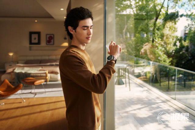 华为发布全新二合一耳机表，提升健康管理、智慧生活等相关功能，实现高效体验多合一