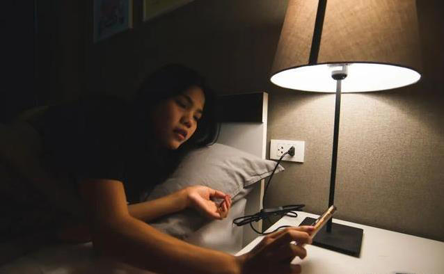半夜醒来瞥一眼时间后，接下来几天竟总在同一时刻醒来?