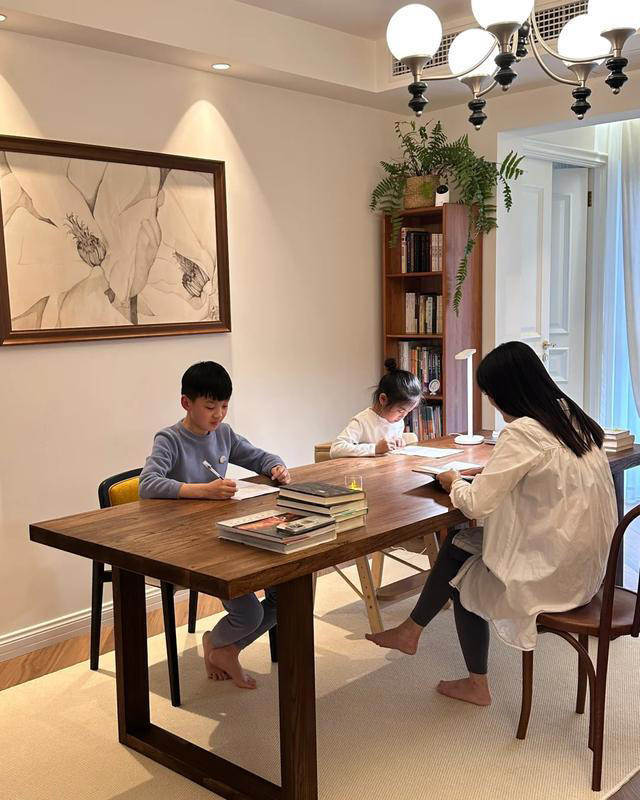 越来越多人“客厅不放沙发”，学学上海人的布置，那叫一个高级!