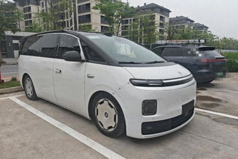 国产高端MPV再添猛将！零跑D99曝光，纯电续航达700km，要火？