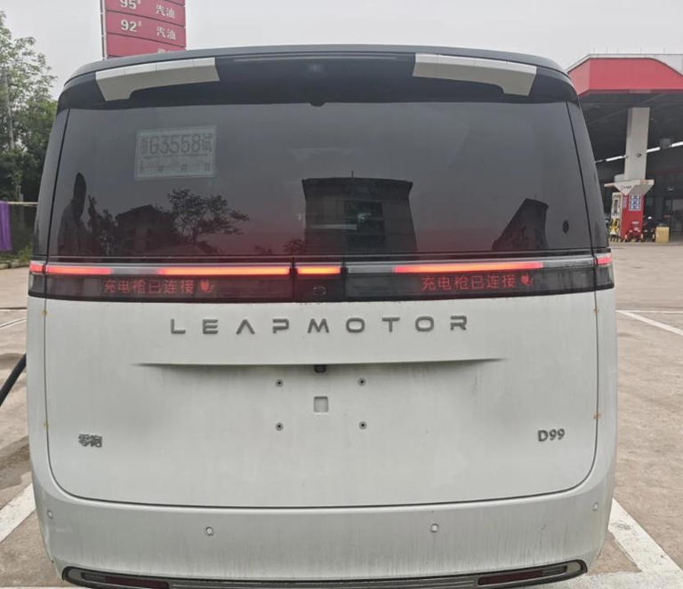 国产高端MPV再添猛将！零跑D99曝光，纯电续航达700km，要火？
