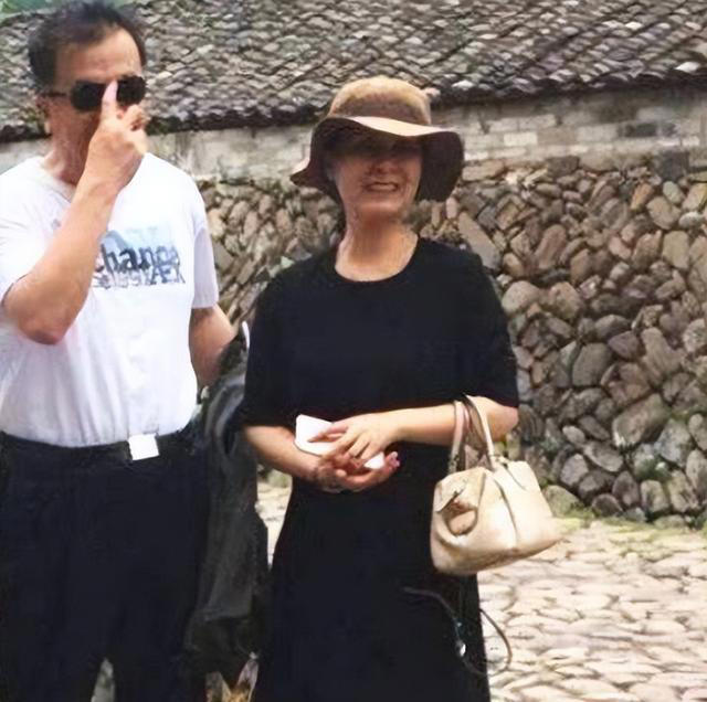 65岁黄宏现状：住北京普通小区,由外孙女照顾，走路需要人搀扶