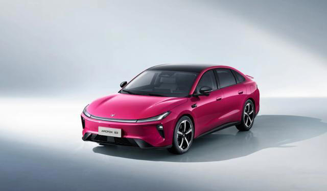 电动尾翼+“大床房”，极狐S3将野心写在明面上，势必要火一把