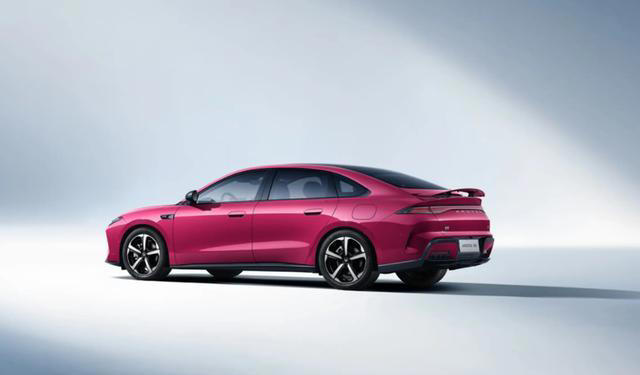 电动尾翼+“大床房”，极狐S3将野心写在明面上，势必要火一把