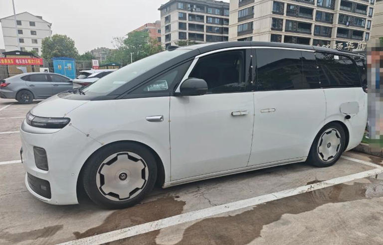 国产高端MPV再添猛将！零跑D99曝光，纯电续航达700km，要火？