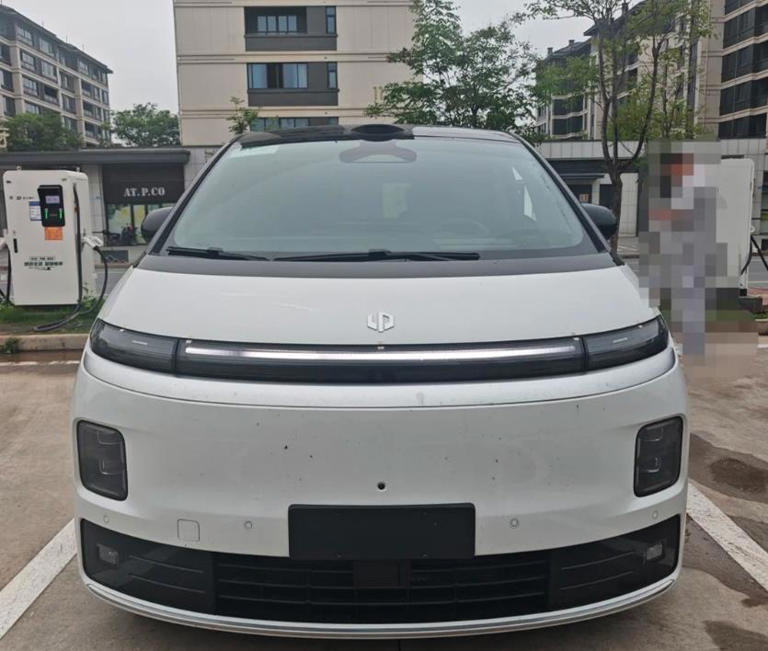 国产高端MPV再添猛将！零跑D99曝光，纯电续航达700km，要火？