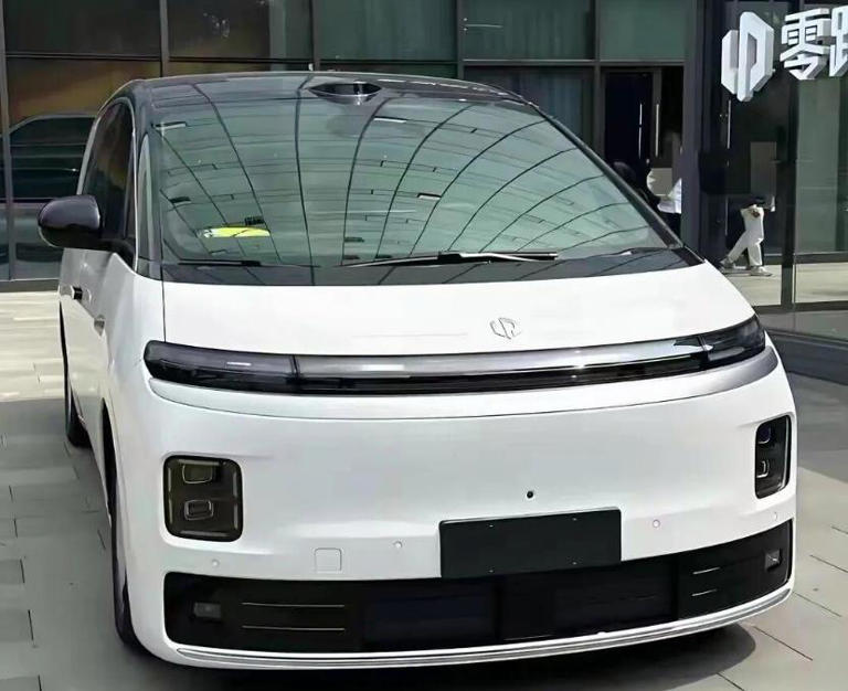 国产高端MPV再添猛将！零跑D99曝光，纯电续航达700km，要火？