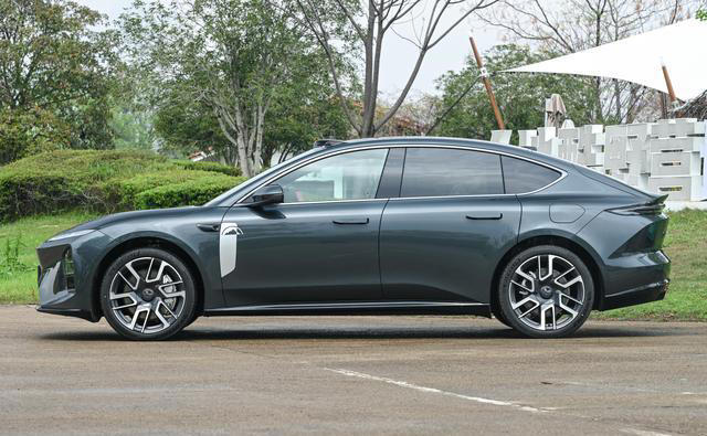 26款蔚来ET5，纯电续航740公里，轴距2888毫米，8295+激光雷达