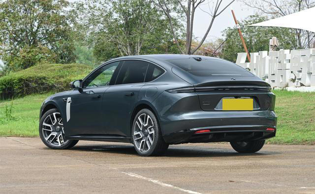 26款蔚来ET5，纯电续航740公里，轴距2888毫米，8295+激光雷达