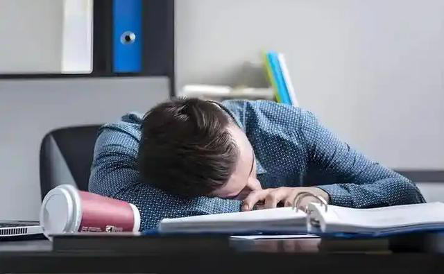白天犯困要注意! 医生提示：也许是睡眠障碍，多关注这4个变化