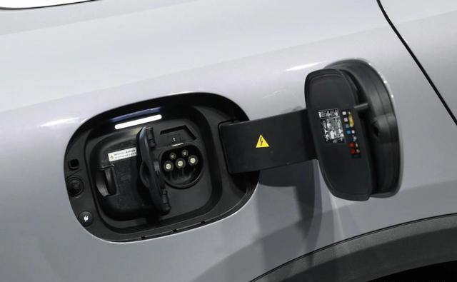 轴距超3米，630马力+续航703km，奔驰全新纯电SUV要掀桌子了？