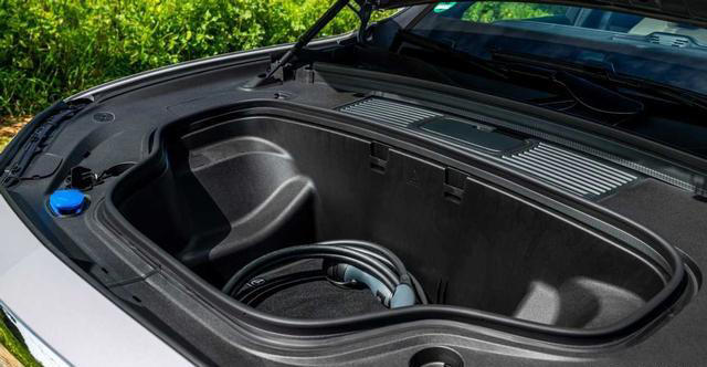 轴距超3米，630马力+续航703km，奔驰全新纯电SUV要掀桌子了？