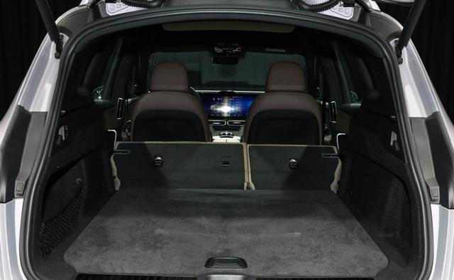 轴距超3米，630马力+续航703km，奔驰全新纯电SUV要掀桌子了？