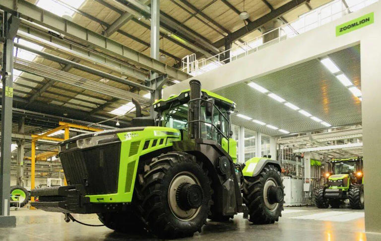 全球最大马力混动拖拉机DX7004海外首发，引领国际农机绿色智能新潮流