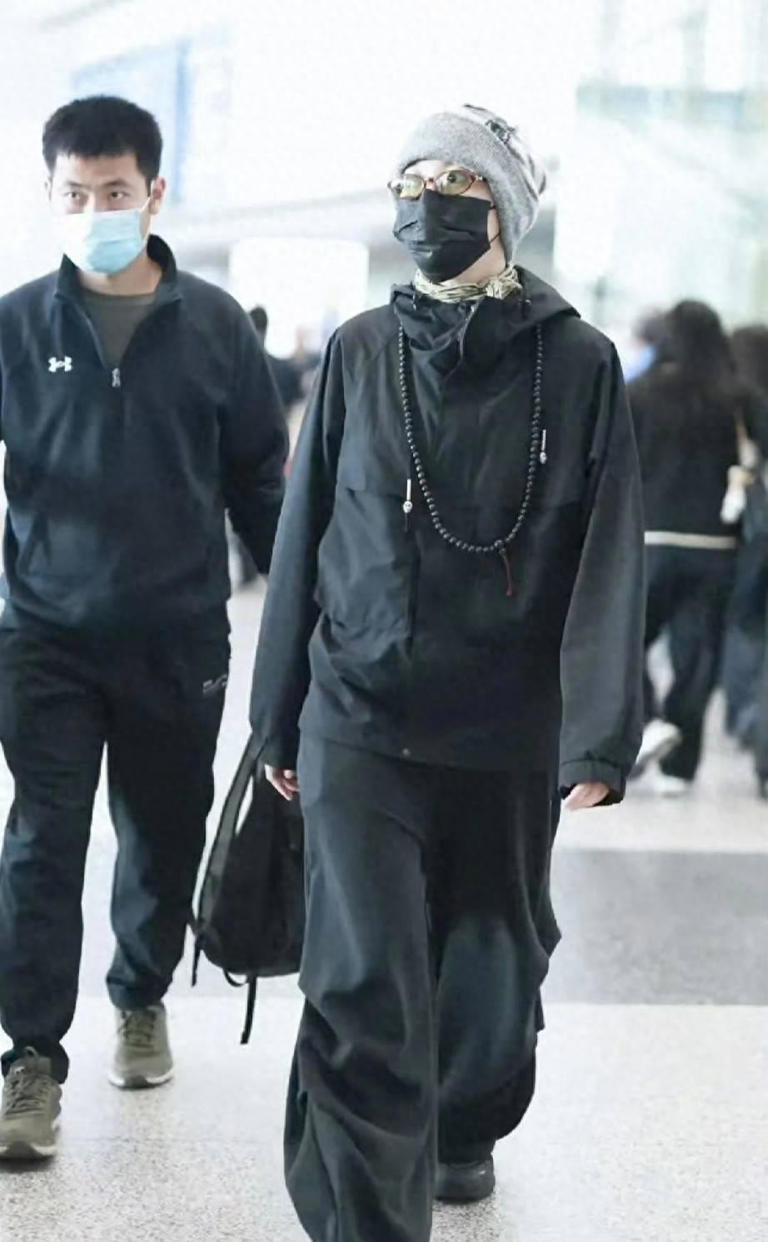 29岁窦靖童机场近照曝光，男助理拎包