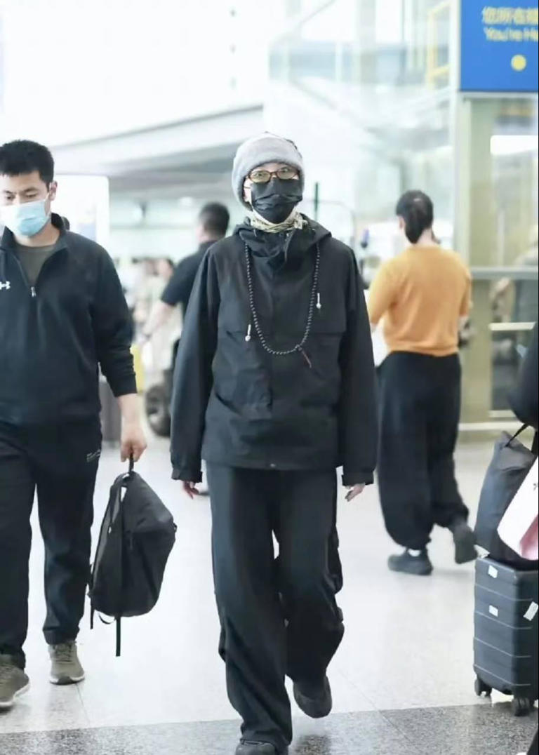 29岁窦靖童机场近照曝光，男助理拎包