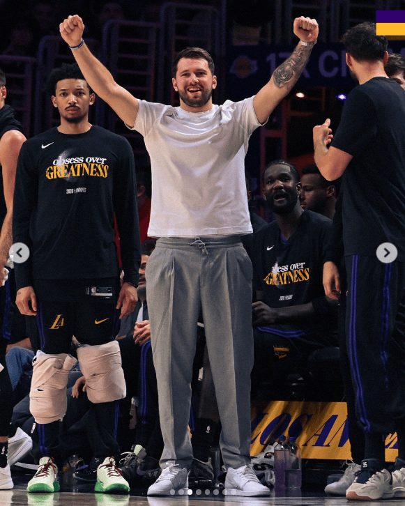 连战连捷! 湖人官方ins晒昨日赛场照庆祝球队大比分2-0领先