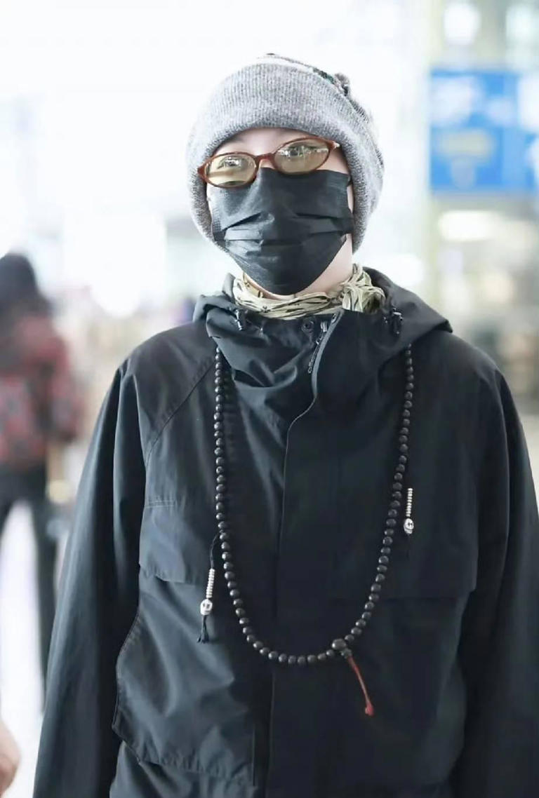 29岁窦靖童机场近照曝光，男助理拎包