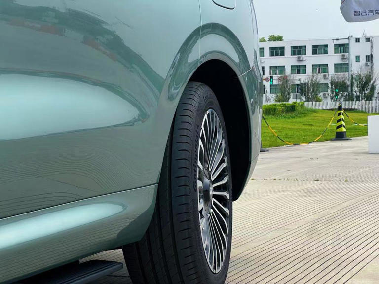 广州实地试驾智己 LS8：当旗舰 SUV，开始回归「好开」本质