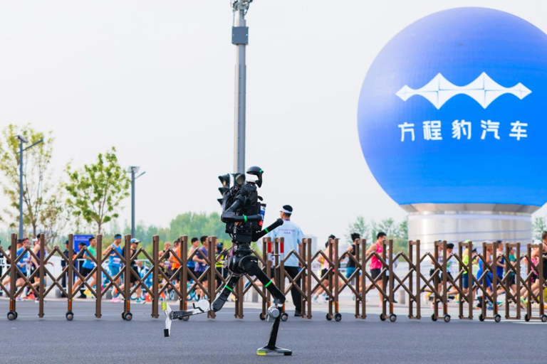 当新能源遇上“钢铁跑者”方程豹凭硬核实力护航