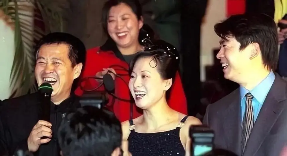 53岁王军霞近况曝光!经历三段婚姻生三个孩子，如今婚姻生活很幸福