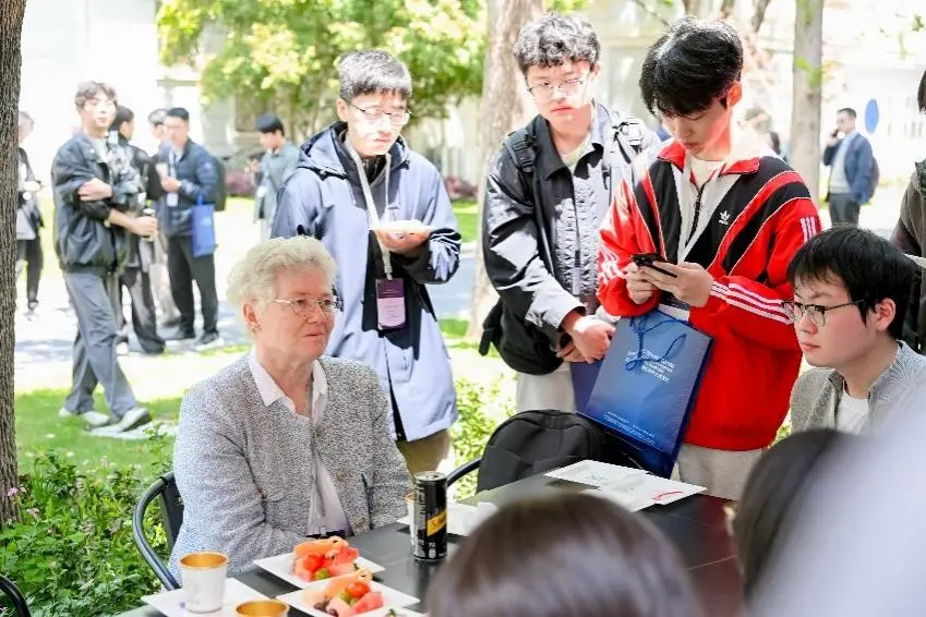 大江东︱发明“最快相机”的诺奖得主安妮·吕利耶来中国巡讲，很高兴“几乎全是女性提问”