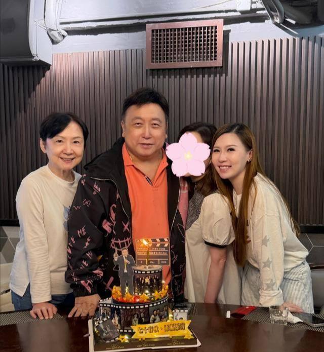 71岁王晶生日妻子罕露面，慈眉善目好优雅