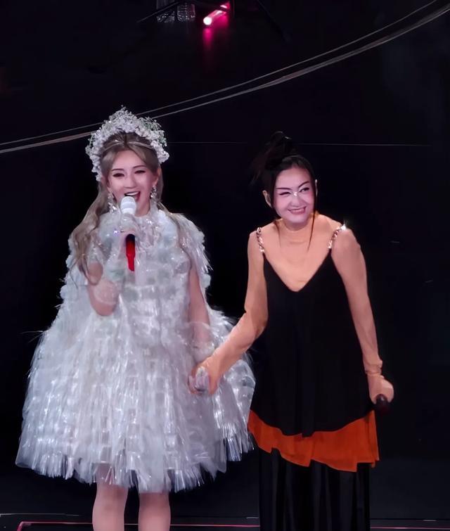 从谢娜、张杰夫妻看明星捞钱有多不专业，没钱就开演唱会吧