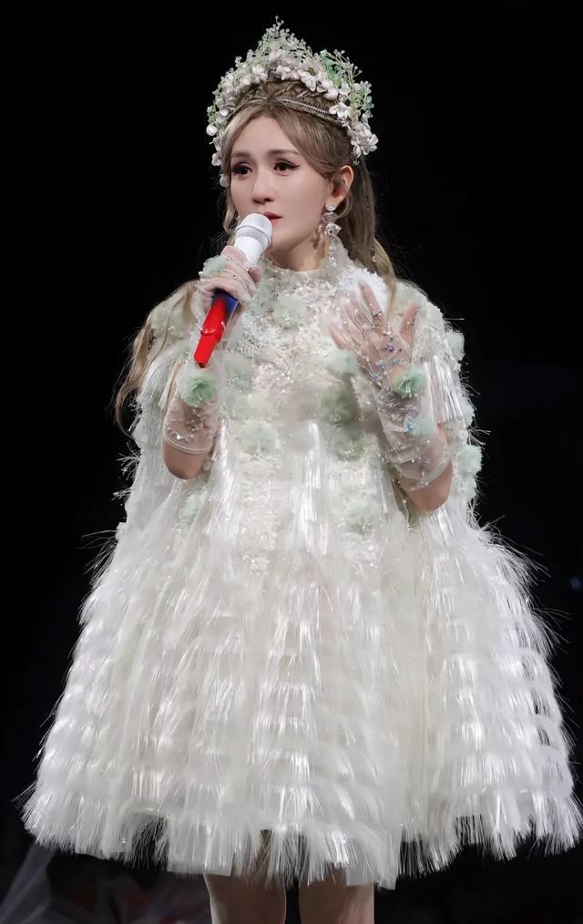 从谢娜、张杰夫妻看明星捞钱有多不专业，没钱就开演唱会吧