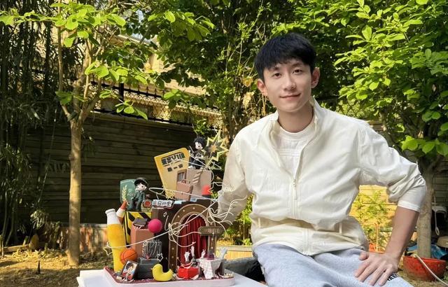张一山34岁生日照刷屏，评论区杨紫的留言，让多少人红了眼眶