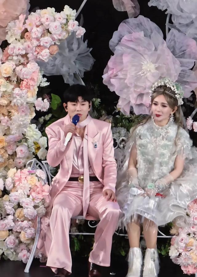 从谢娜、张杰夫妻看明星捞钱有多不专业，没钱就开演唱会吧