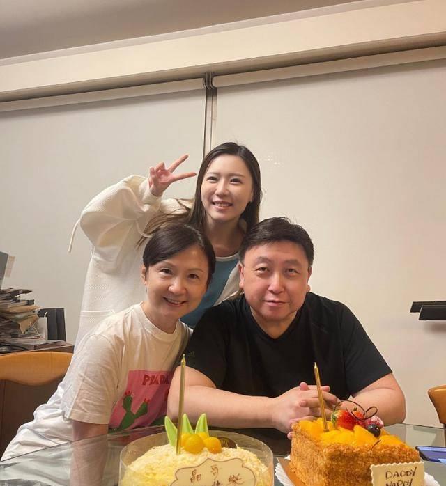 71岁王晶生日妻子罕露面，慈眉善目好优雅