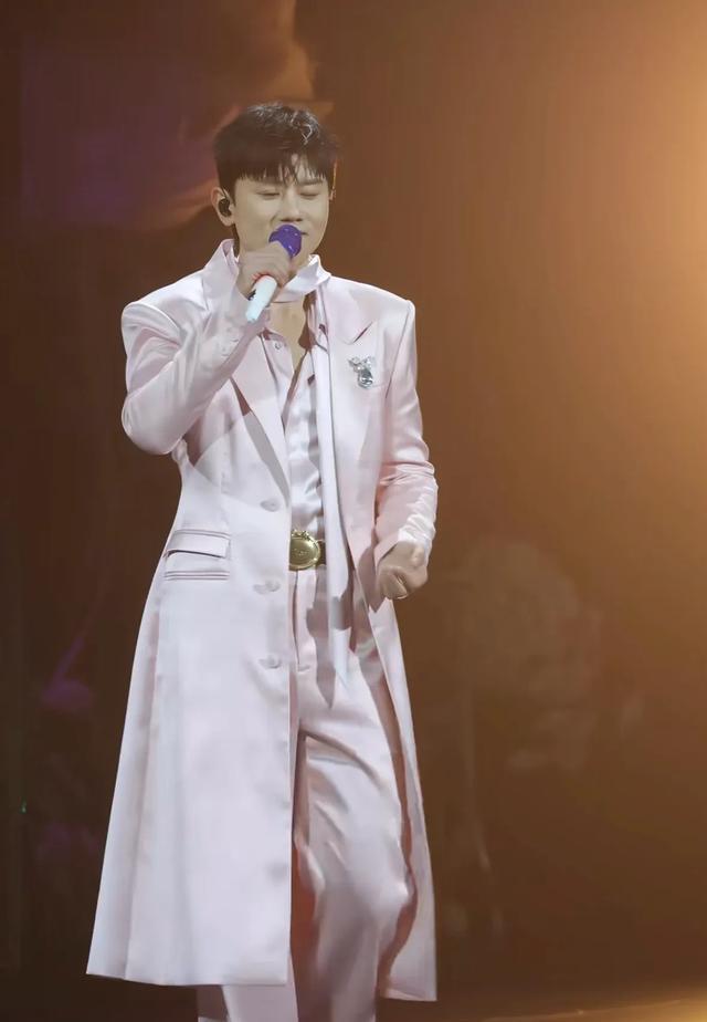 从谢娜、张杰夫妻看明星捞钱有多不专业，没钱就开演唱会吧