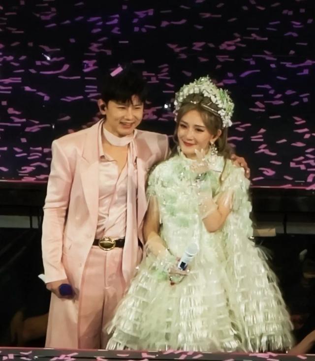 从谢娜、张杰夫妻看明星捞钱有多不专业，没钱就开演唱会吧