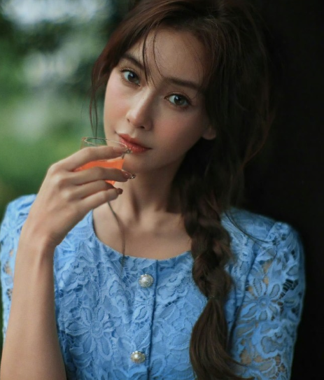 一口咬出争议! 杨颖新封面脸不一样了，内娱美人的年龄困境