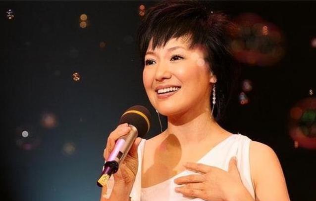 曾助初恋李厚霖起家却被绝情抛弃，五十岁周艳泓嫁初恋被宠成公主