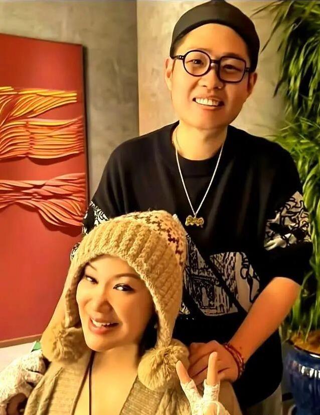 曾助初恋李厚霖起家却被绝情抛弃，五十岁周艳泓嫁初恋被宠成公主