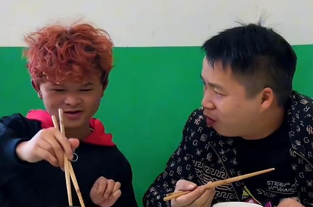 曾经那个酷似马云的小孩已满18岁，开启成年首播吸引7万人打赏