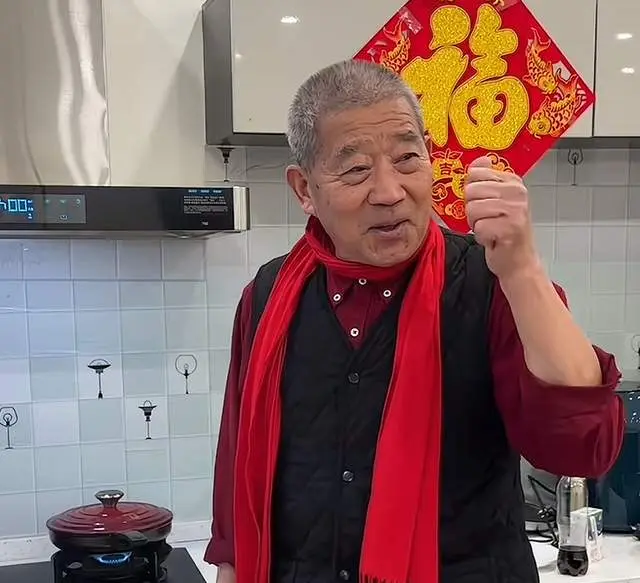 弊端显现!7岁小天赐74岁妈妈患病，剃光头发暴瘦，疑似接受化疗